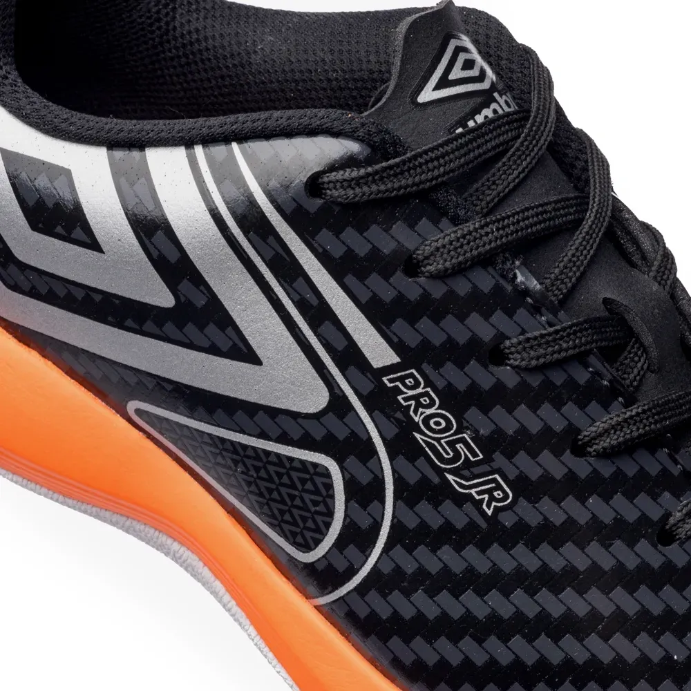 Detalhe da chuteira de futsal infantil Umbro Pro 5 Jr com fechamento em cadarço e design moderno